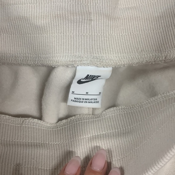 Nike - Picture 5 of 5